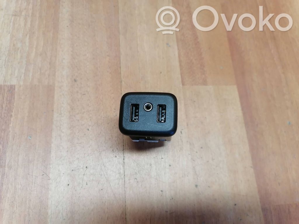 Opel Insignia B USB socket connector 