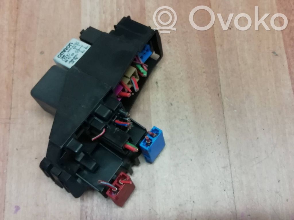 Audi A4 S4 B7 8E 8H Saugiklių blokas 