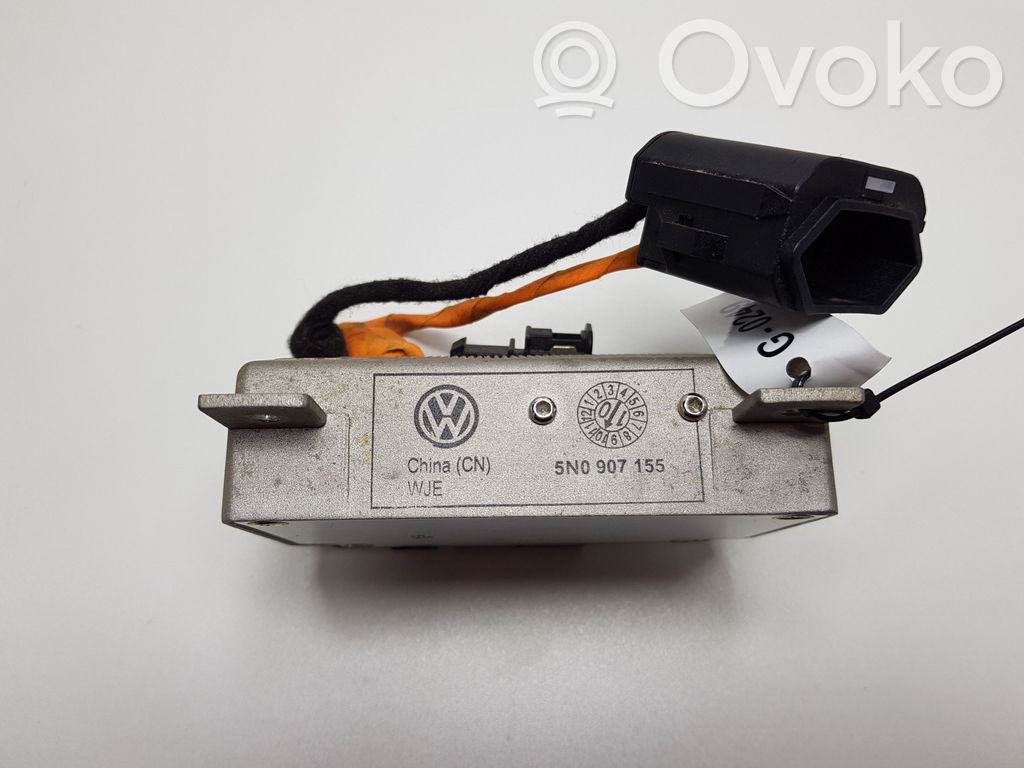 Volkswagen PASSAT CC Voltage converter/converter module 