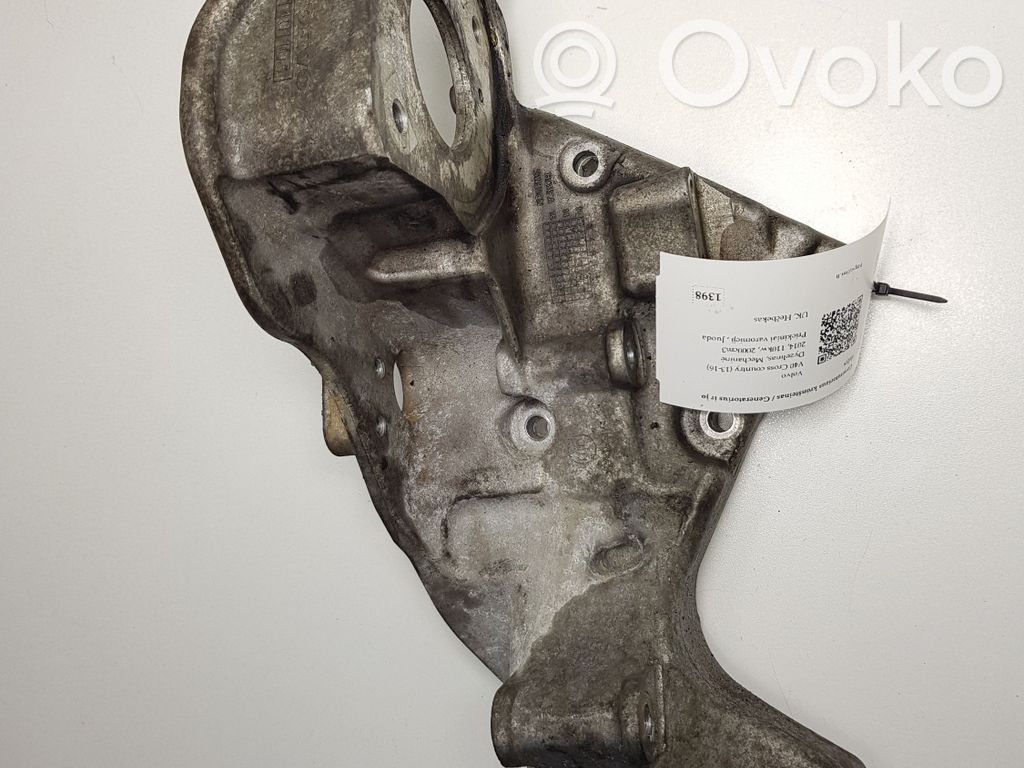 Volvo V40 Cross country Generator/alternator bracket 
