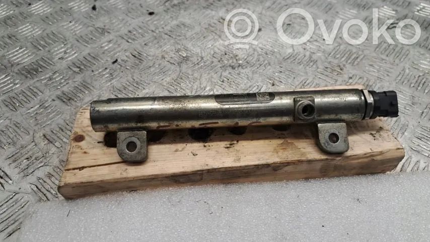 Saab 9-5 Listwa wtryskowa 