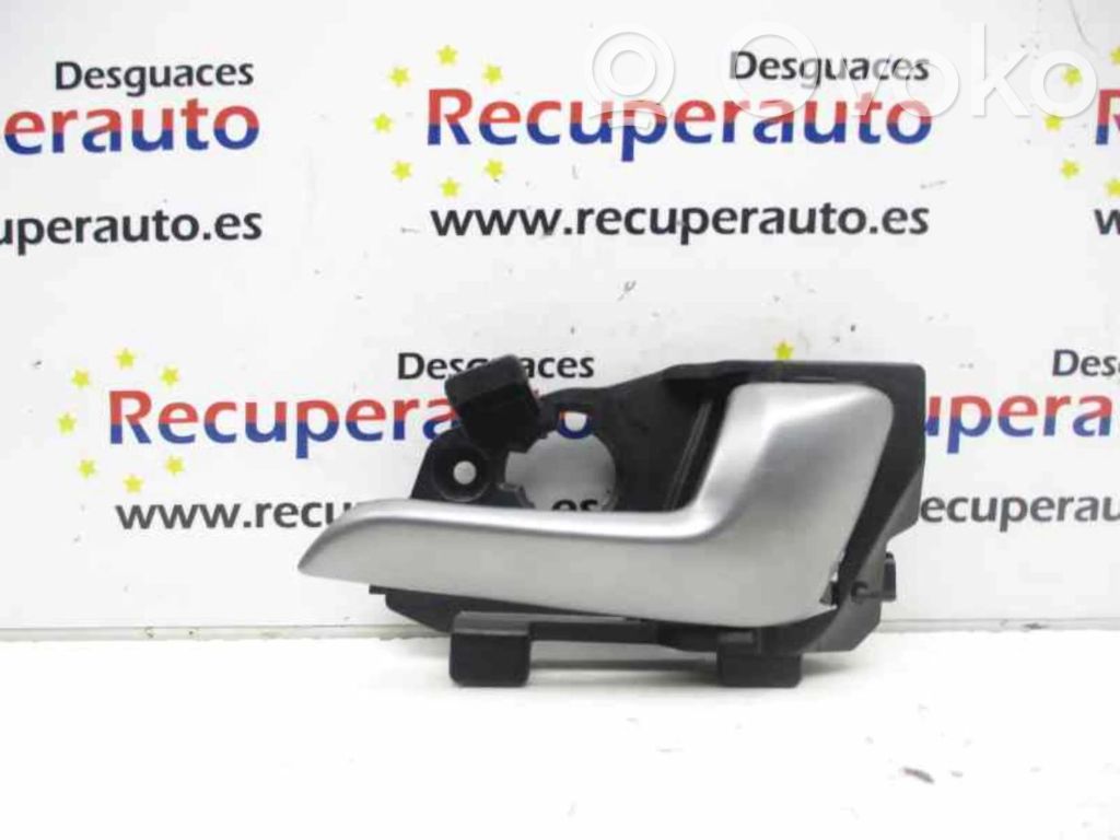 Manecilla interna puerta trasera   826201W010