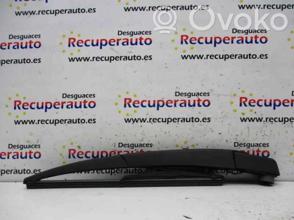 Rear wiper blade arm