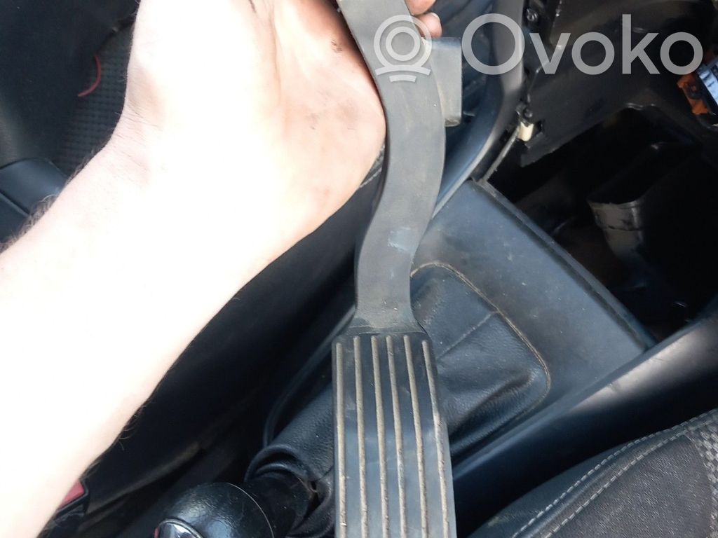 Accelerator throttle pedal