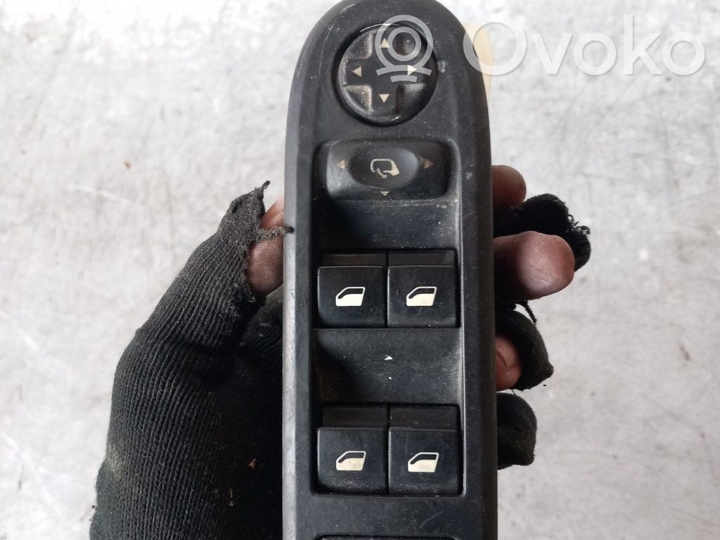 Electric window control switch   0000649028