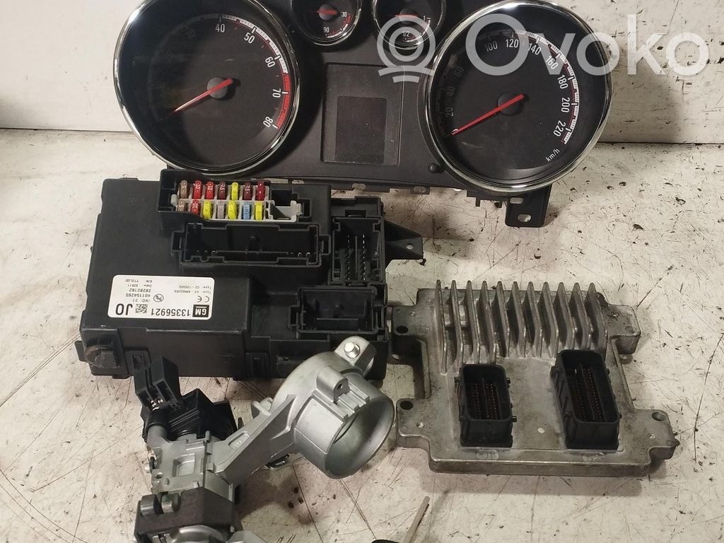 Opel Meriva B Kit cu ECU motor și set închidere uși 