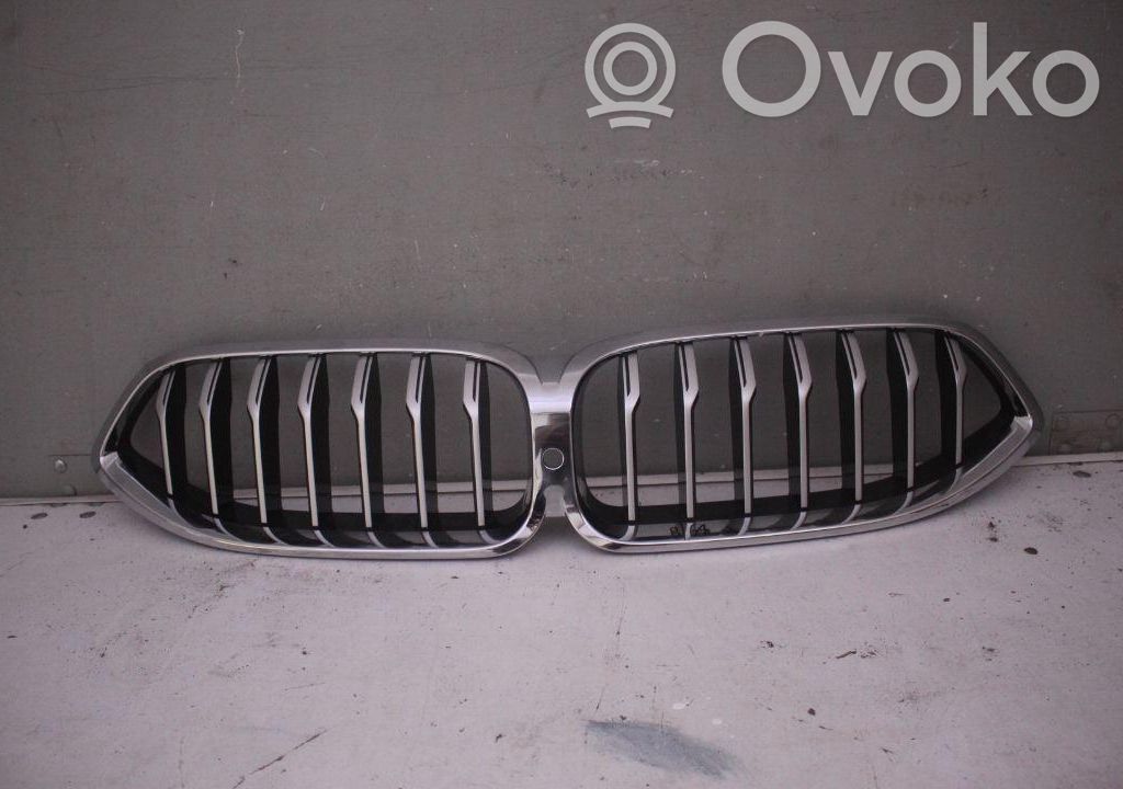 BMW 8 G15 Griglia superiore del radiatore paraurti anteriore 