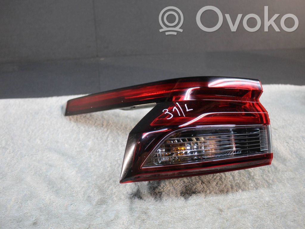 Nissan Qashqai J12 Aizmugurējais lukturis virsbūvē 