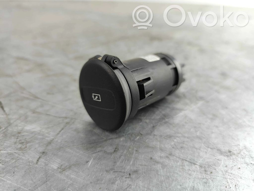 Volvo XC60 USB socket connector 