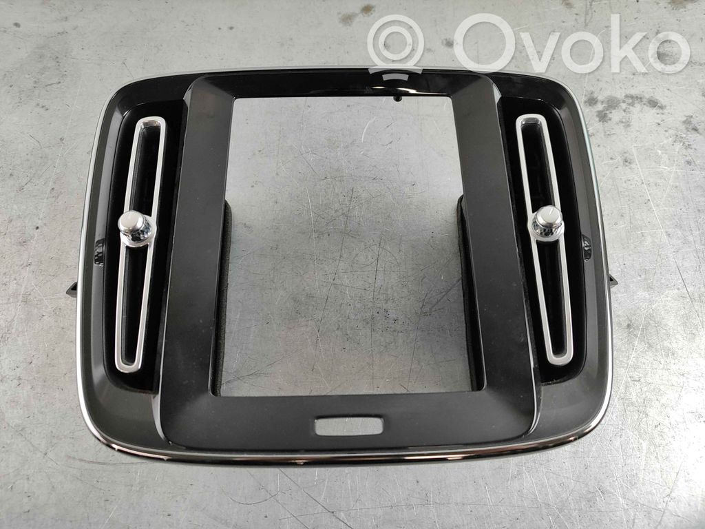 Volvo XC40 Konsola środkowa / Radio / GPS 