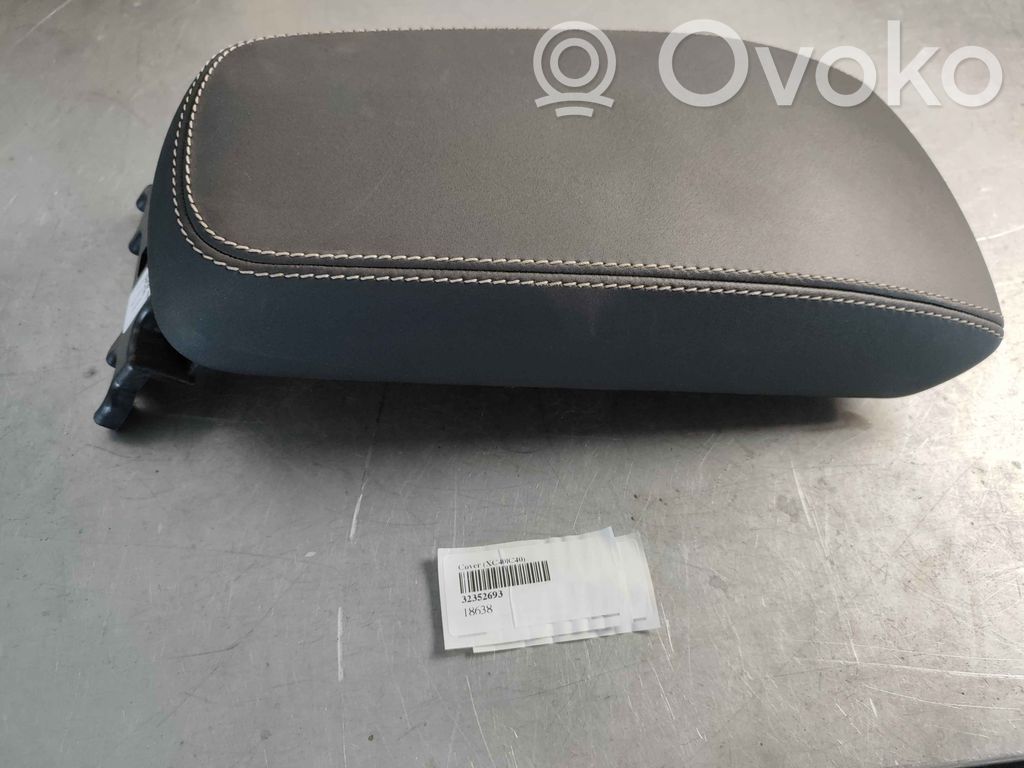 Volvo C40 Reposabrazos 