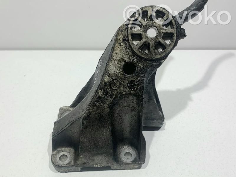 Audi Q7 4L Engine mounting bracket 