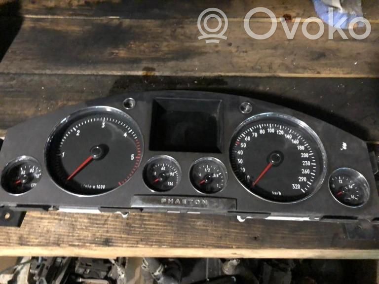 Volkswagen Phaeton Speedometer (instrument cluster) 