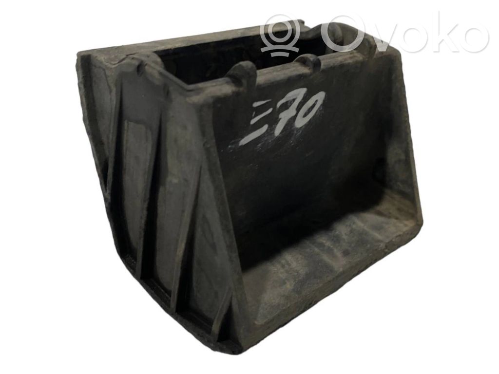 Radiator mount bracket   7533537