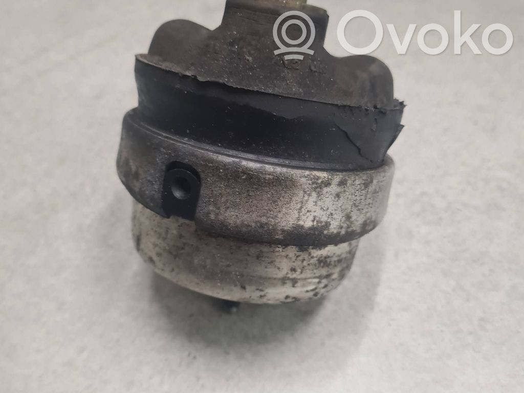 Audi A4 S4 B7 8E 8H Engine mount bracket 