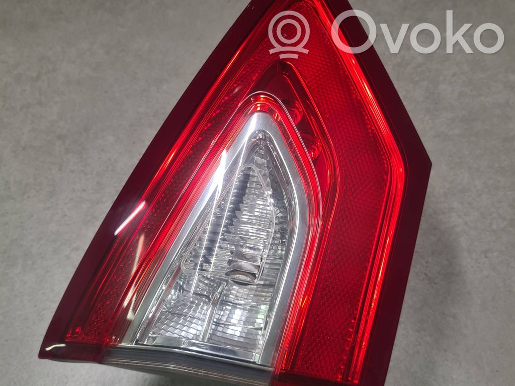 Ford Mondeo MK V Galinis žibintas dangtyje 