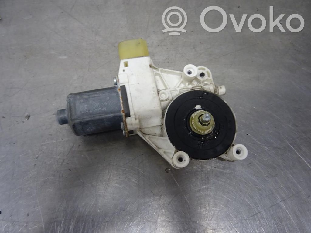 BMW 1 E81 E87 Front door window regulator motor 