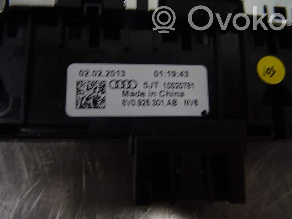 Hazard light switch   8V0925301AB,N024782