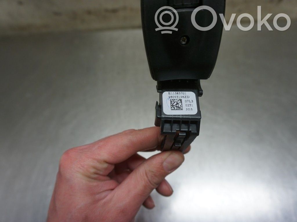 Opel Vivaro Steering wheel buttons/switches 