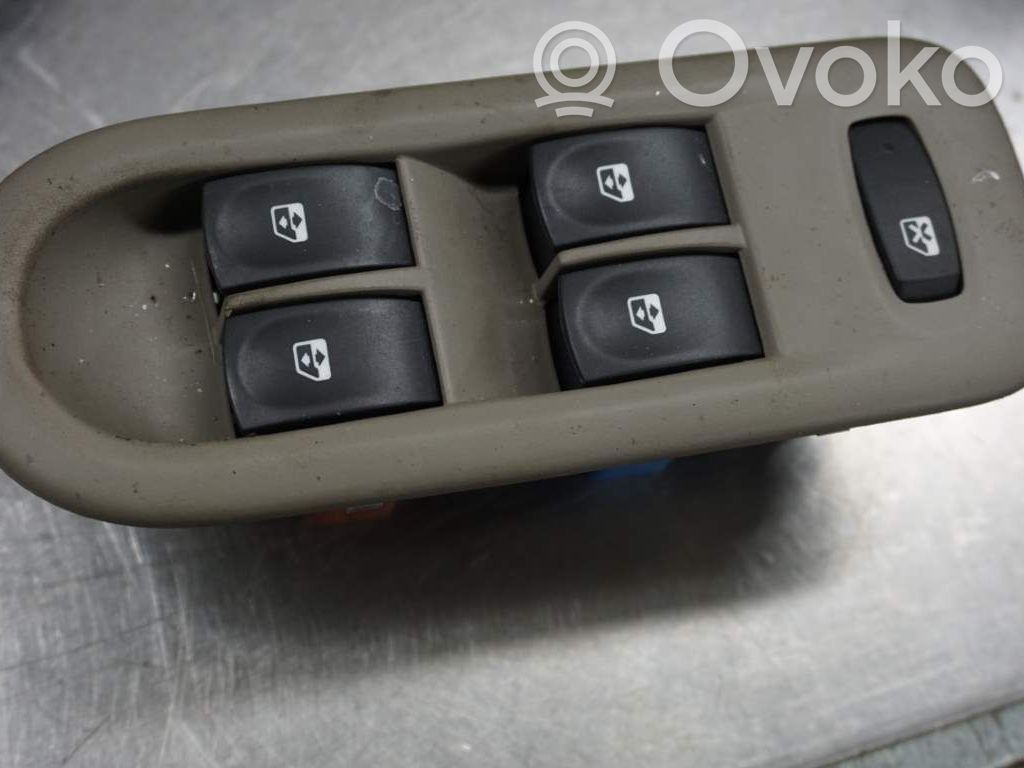 Renault Clio III Electric window control switch 