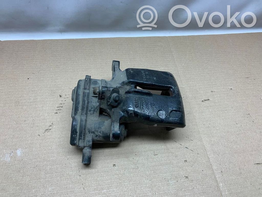 Audi A5 8T 8F Tylny zacisk hamulcowy 