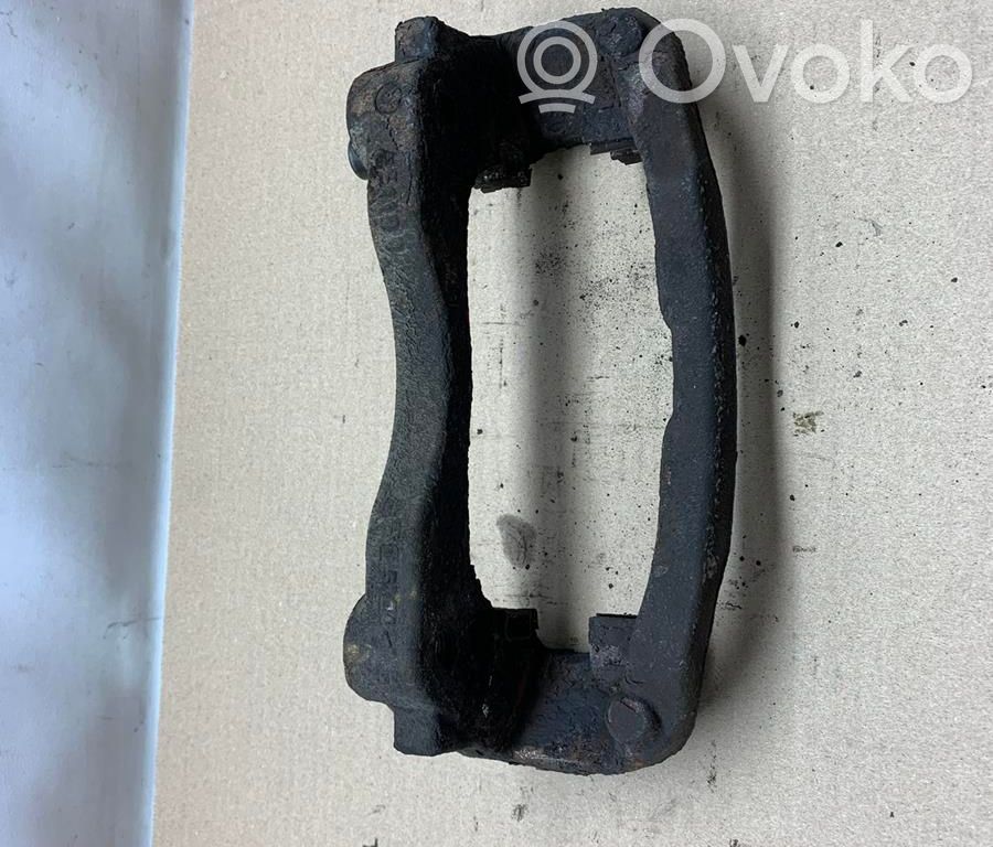 Renault Master III Mocowanie przedniego zacisku hamulca 