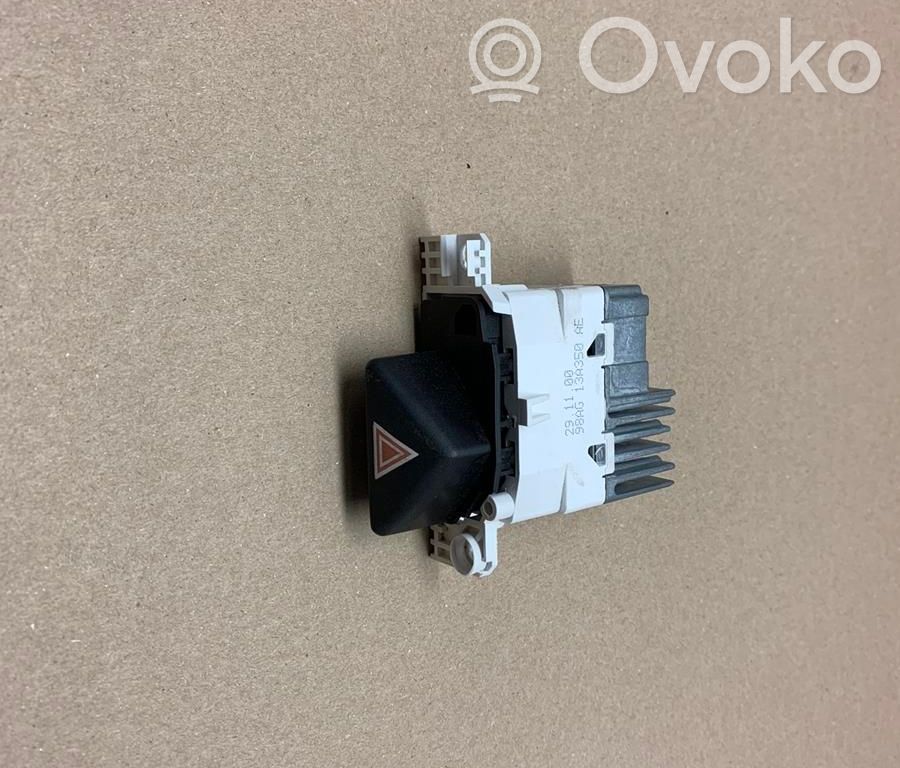 Ford Focus Hätävilkkujen kytkin 