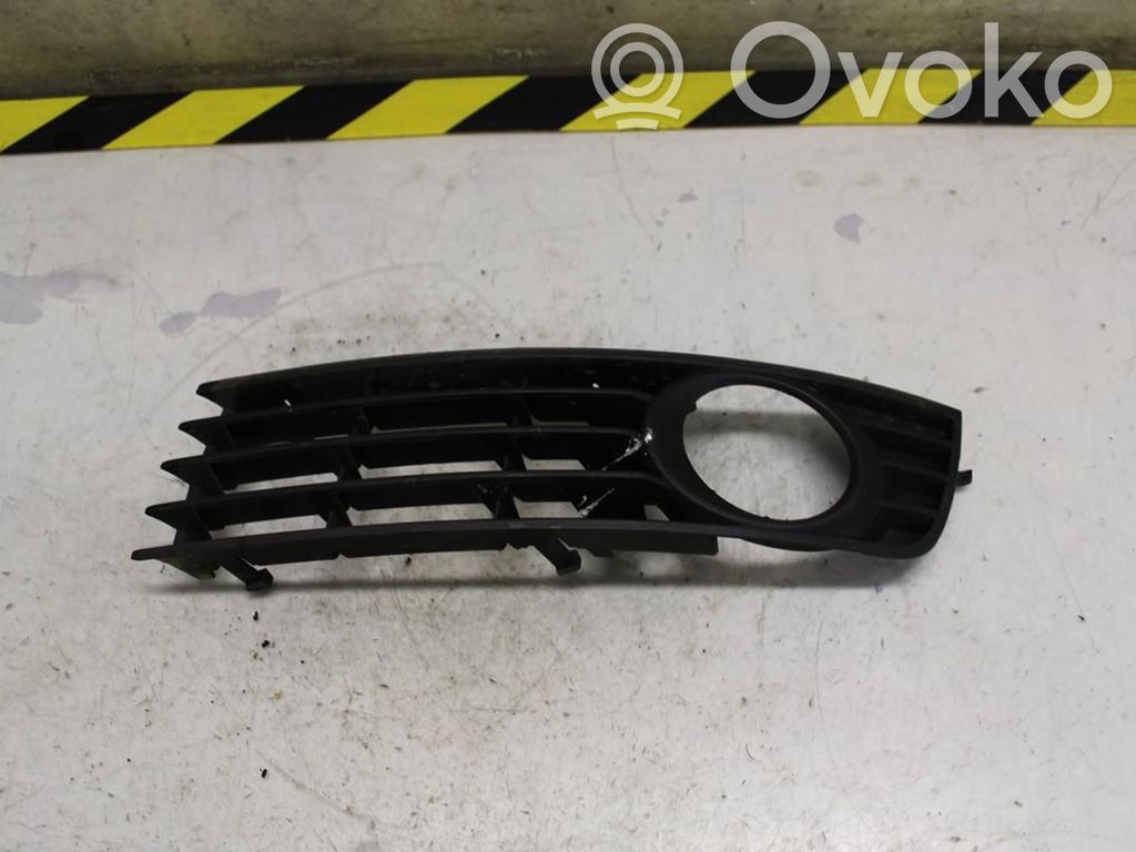 Audi A4 S4 B6 8E 8H Priešrūkinio žibinto apdaila/ grotelės 