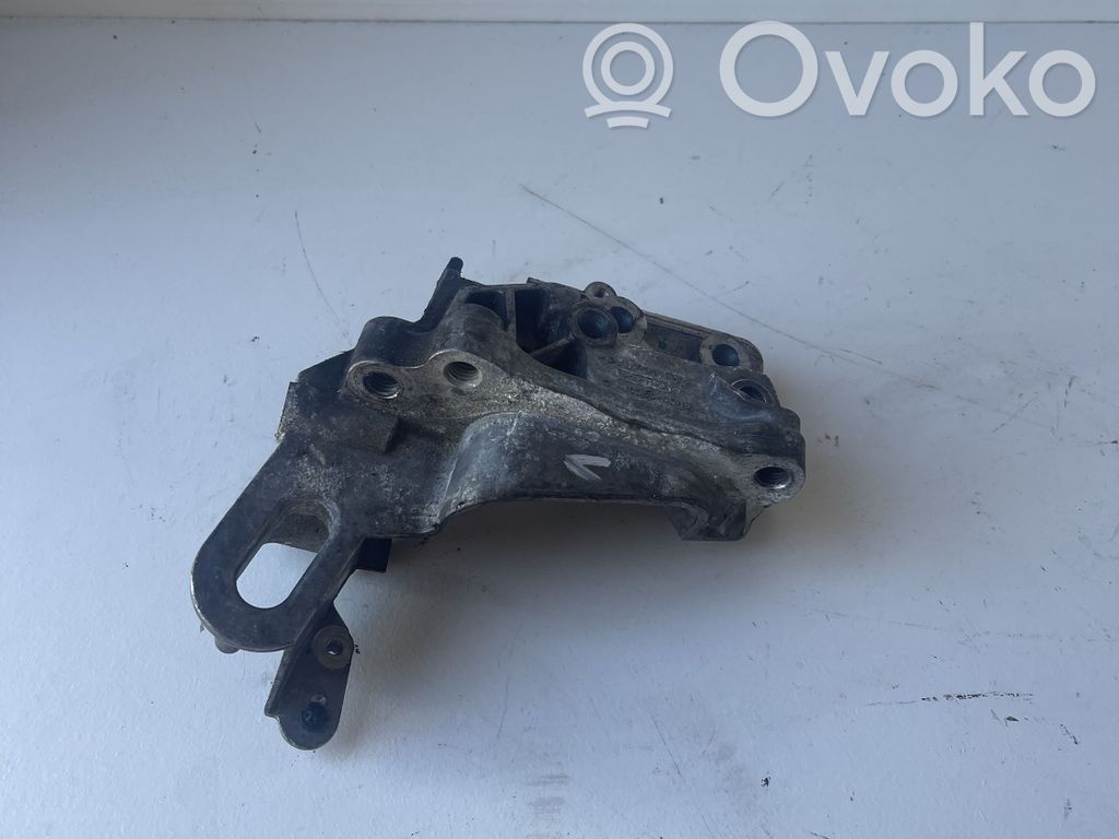 Volvo V40 Engine mounting bracket 