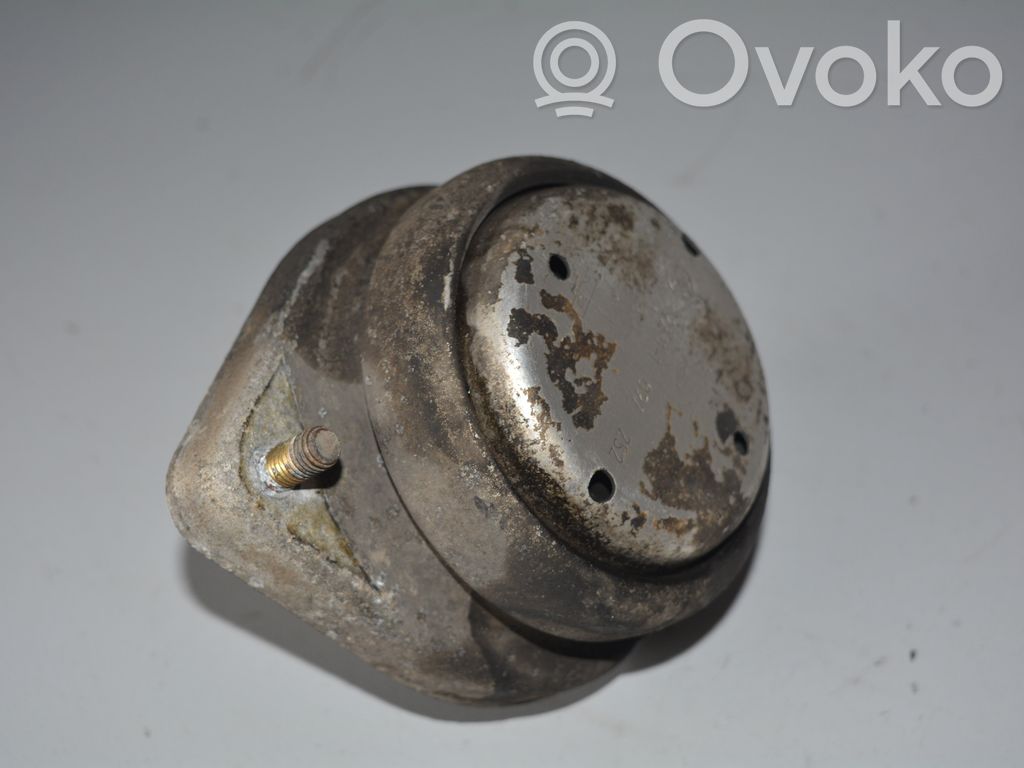 BMW 7 E38 Dzinēja spilvens 