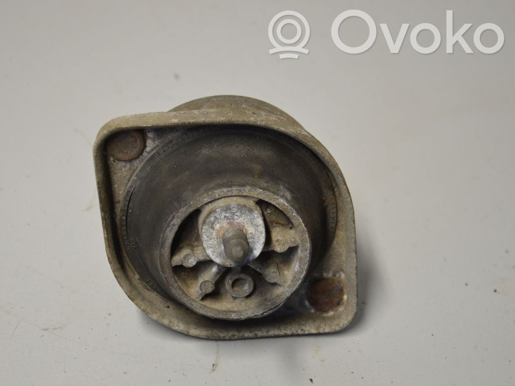 BMW 7 E38 Dzinēja spilvens 