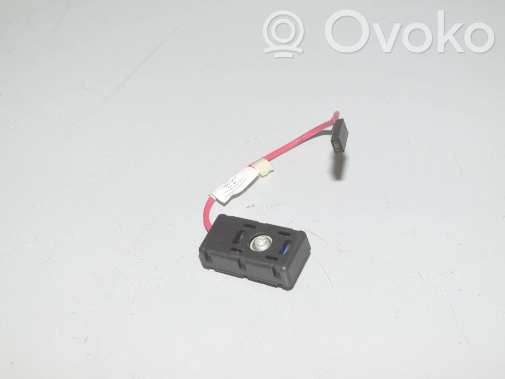 Tesla Model 3 Aerial antenna amplifier 