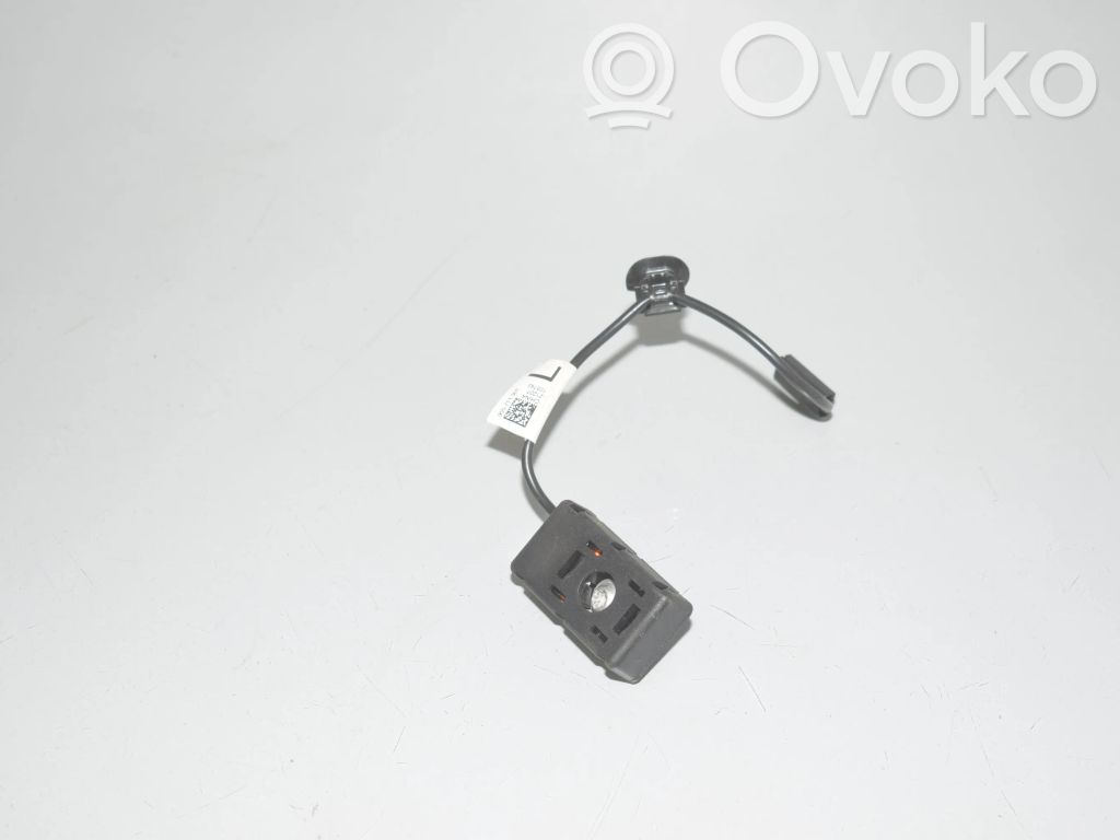 Tesla Model 3 Aerial antenna amplifier 