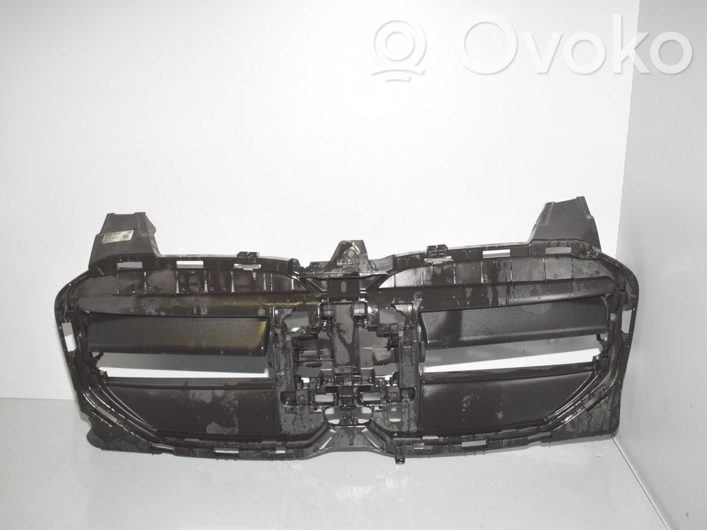BMW 2 Active Tourer U06 Grotelės viršutinės 