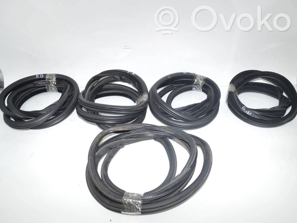 BMW 5 F10 F11 Gumowa uszczelka drzwi przednich 