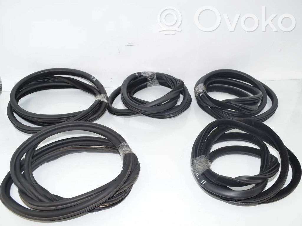 BMW 5 F10 F11 Gumowa uszczelka drzwi przednich 