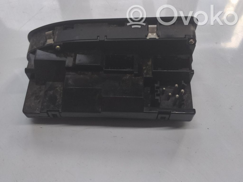 Electric window control switch   6904339,761949