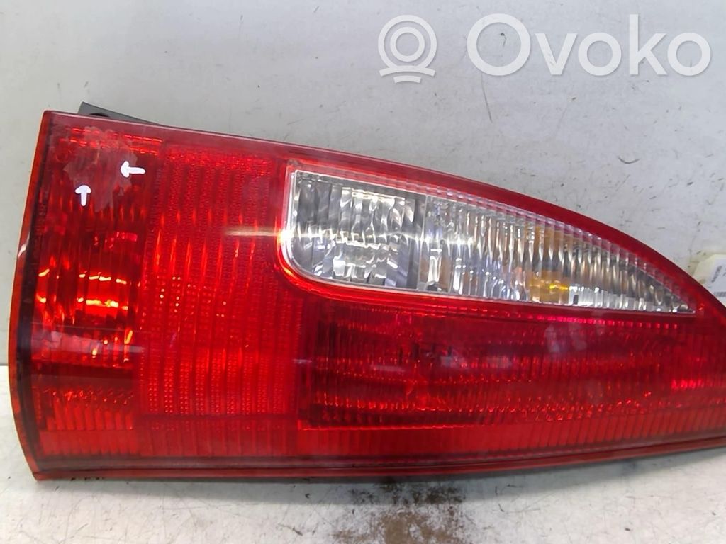 Mazda Premacy Задний фонарь в кузове 
