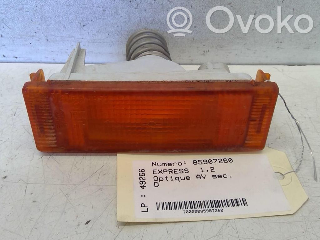 Front fender indicator light   7701203558