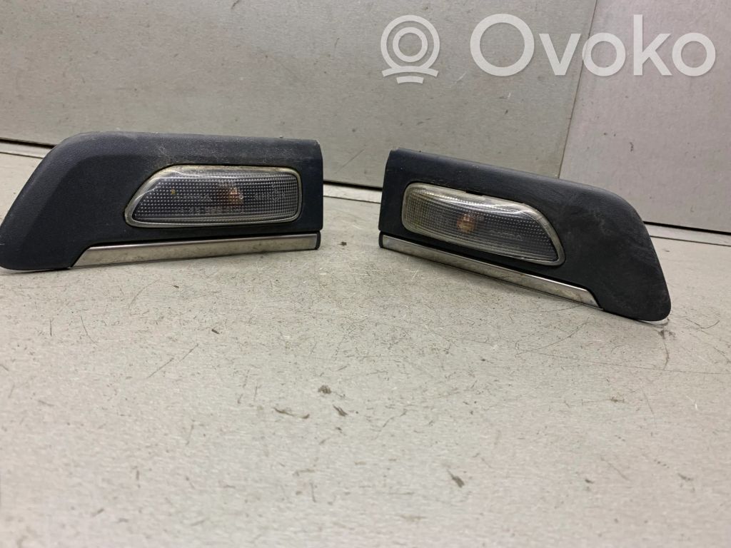 Front fender indicator light   9154752,9154751