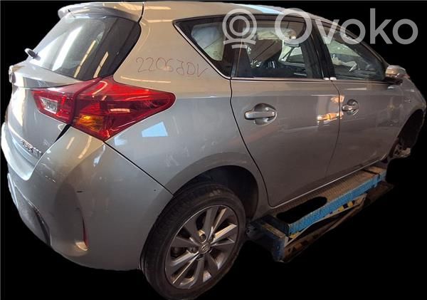 Toyota Auris E180 Puerta delantera 