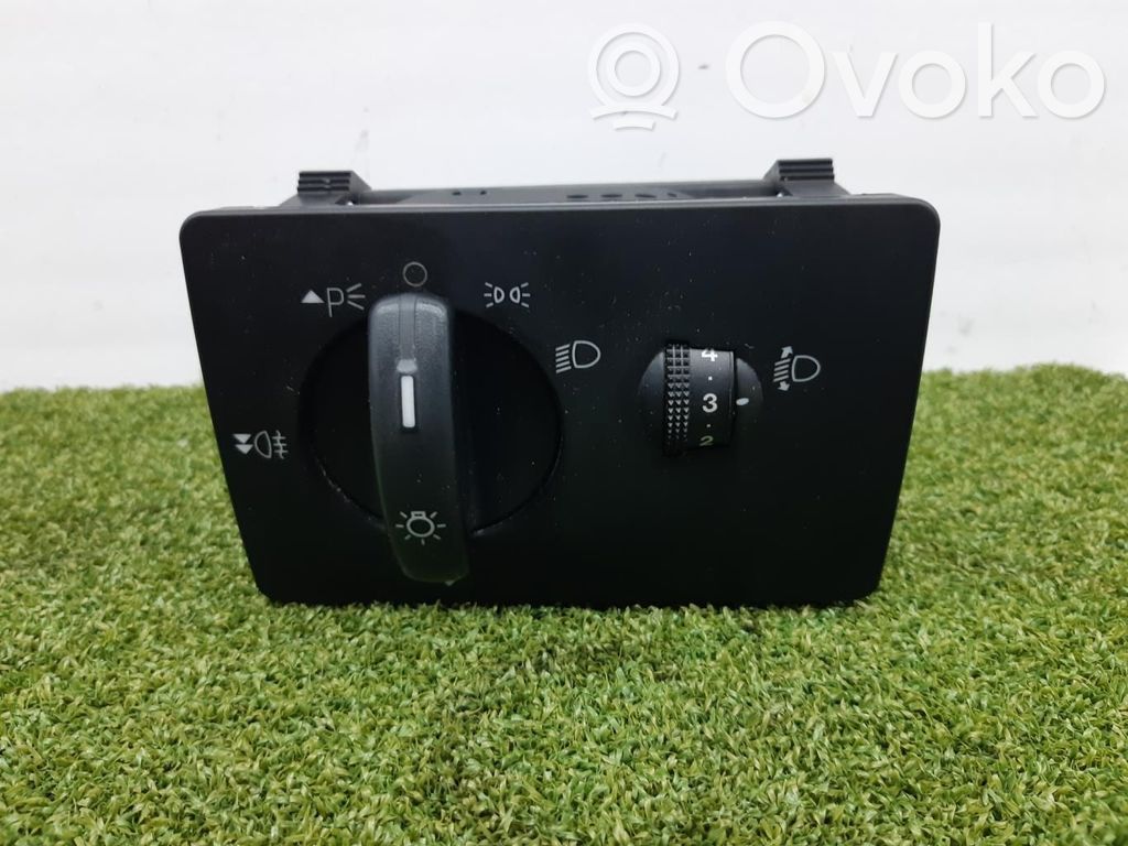 Light switch   4M5T13A024LA
