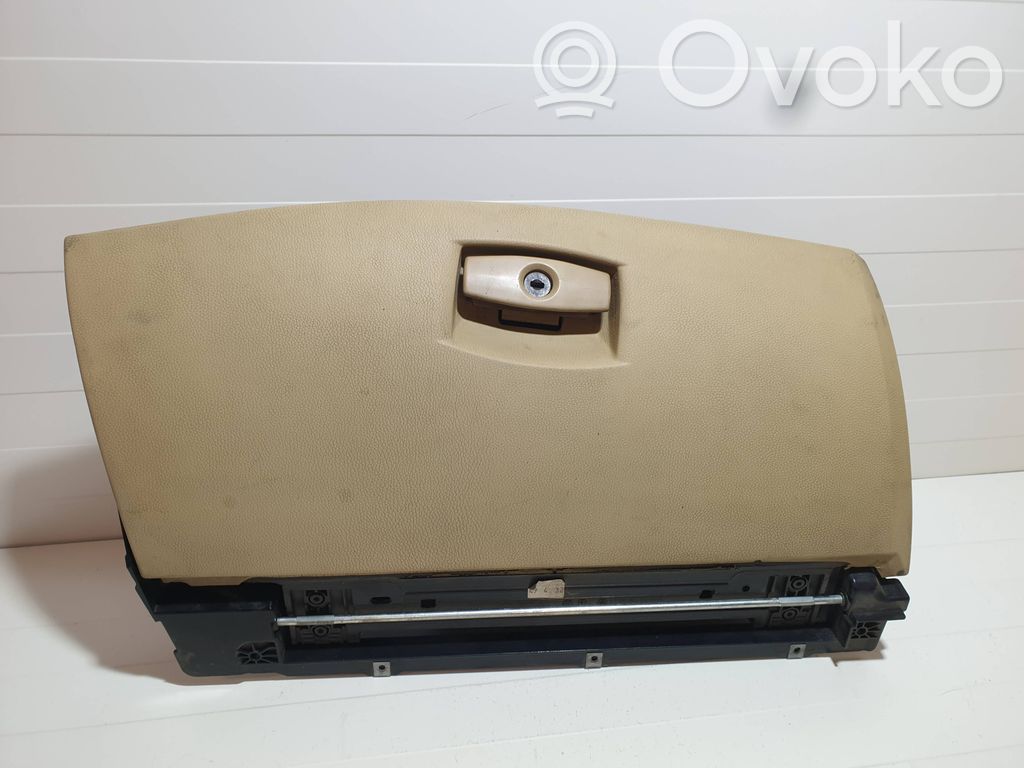 Glove box   7034080,121451