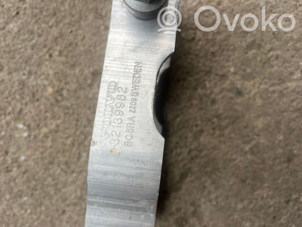 Volvo XC90 Engine mounting bracket 