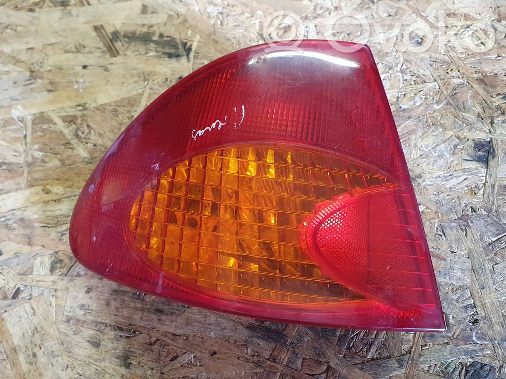 Toyota Avensis T220 Aizmugurējais lukturis virsbūvē 