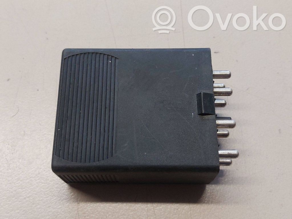 Mercedes-Benz E W124 Fuel pump relay 