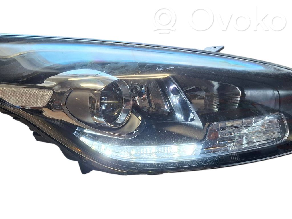 KIA Carens III Lampa przednia 
