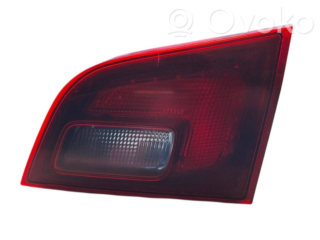 Opel Astra J Aizmugurējais lukturis pārsegā 
