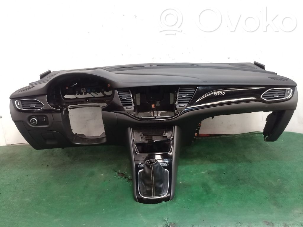 Opel Astra K Panelis 