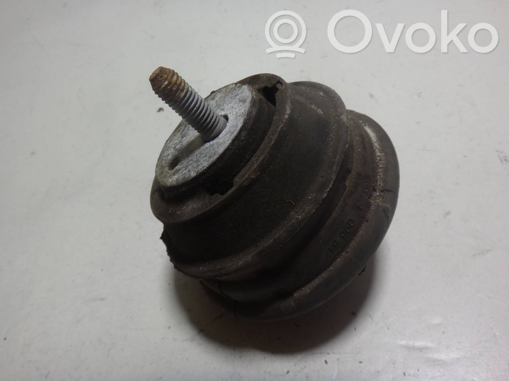 Engine mount bracket   1095517